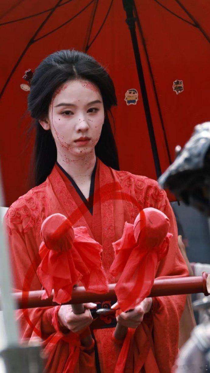 陈都灵红衣击鼓路透直接把我镇住了！那股子坚毅劲儿，谁看了不得说声绝陈都灵翘楚红衣