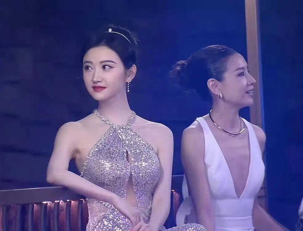 景甜完美诠释一白遮三丑！
景甜在红唇和银色礼服的映衬下，皮肤白到发光，艳压群芳。