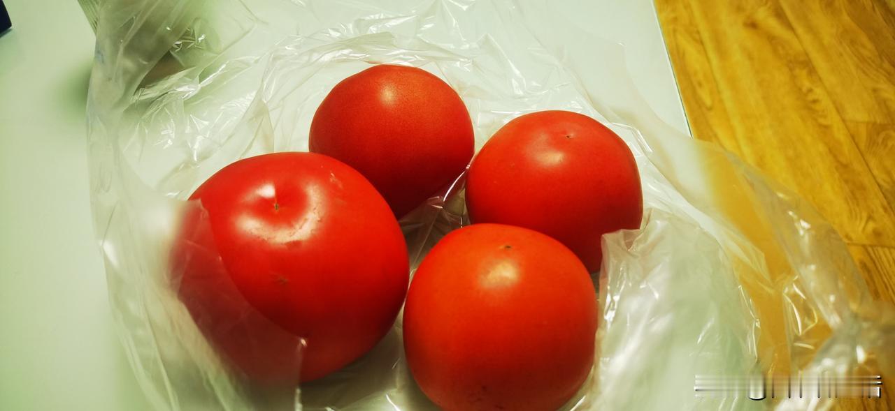 【一个西红柿4元[震惊]4个西红柿16元多[震惊]！】都说2025年水果便宜的无