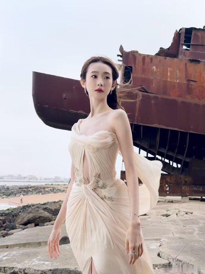 比彩带先飘来的是张艺凡的仙气 比彩带先飘来的是张艺凡的仙气！彩带漫天洒，她往那一