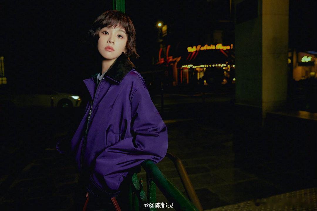 陈都灵风格变化太大了陈都灵造型配色好大胆陈都灵巴黎时装周造型刷新认知！从前大家印