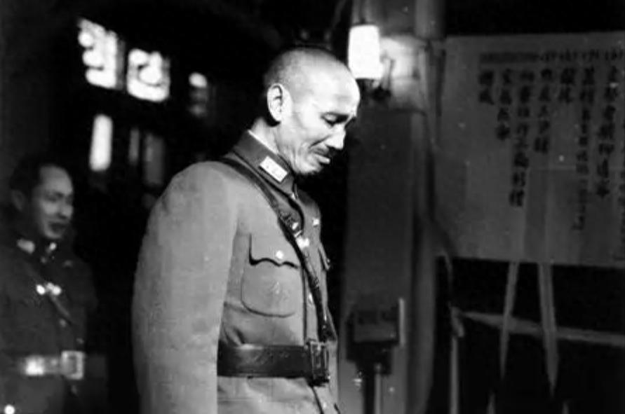 1949年韩练成到西柏坡，蒋介石愤怒斥责何应钦：你们竟让忠臣远离，责任谁来承担？