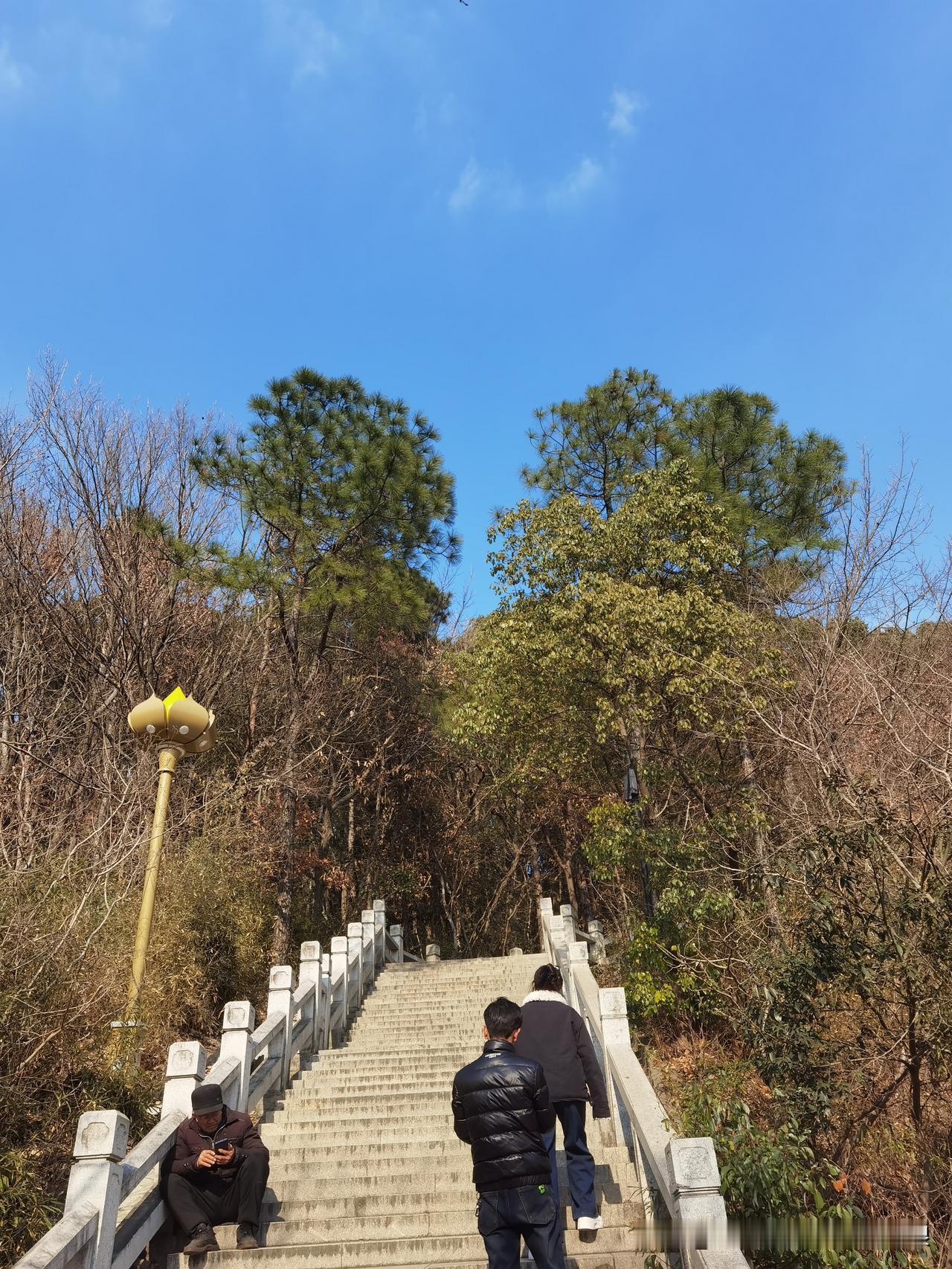 昨天朋友问我要不要一起爬山，最近不忙，当然要去呀，今天上午9点半出发，她开车在等