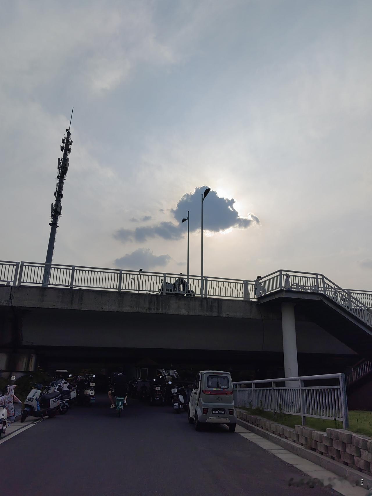 我认为现代
现代社会信息多么发达，物资也非常丰富，人们想去哪旅游可以四处看看，衣