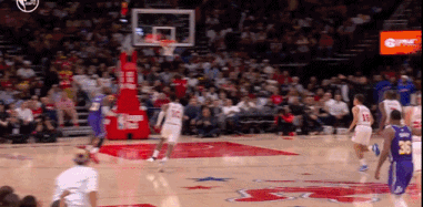 詹姆斯被小贾追防打翻在地，落地时右手肘着地，他捂着右手肘在地上翻滚，痛苦挣扎！