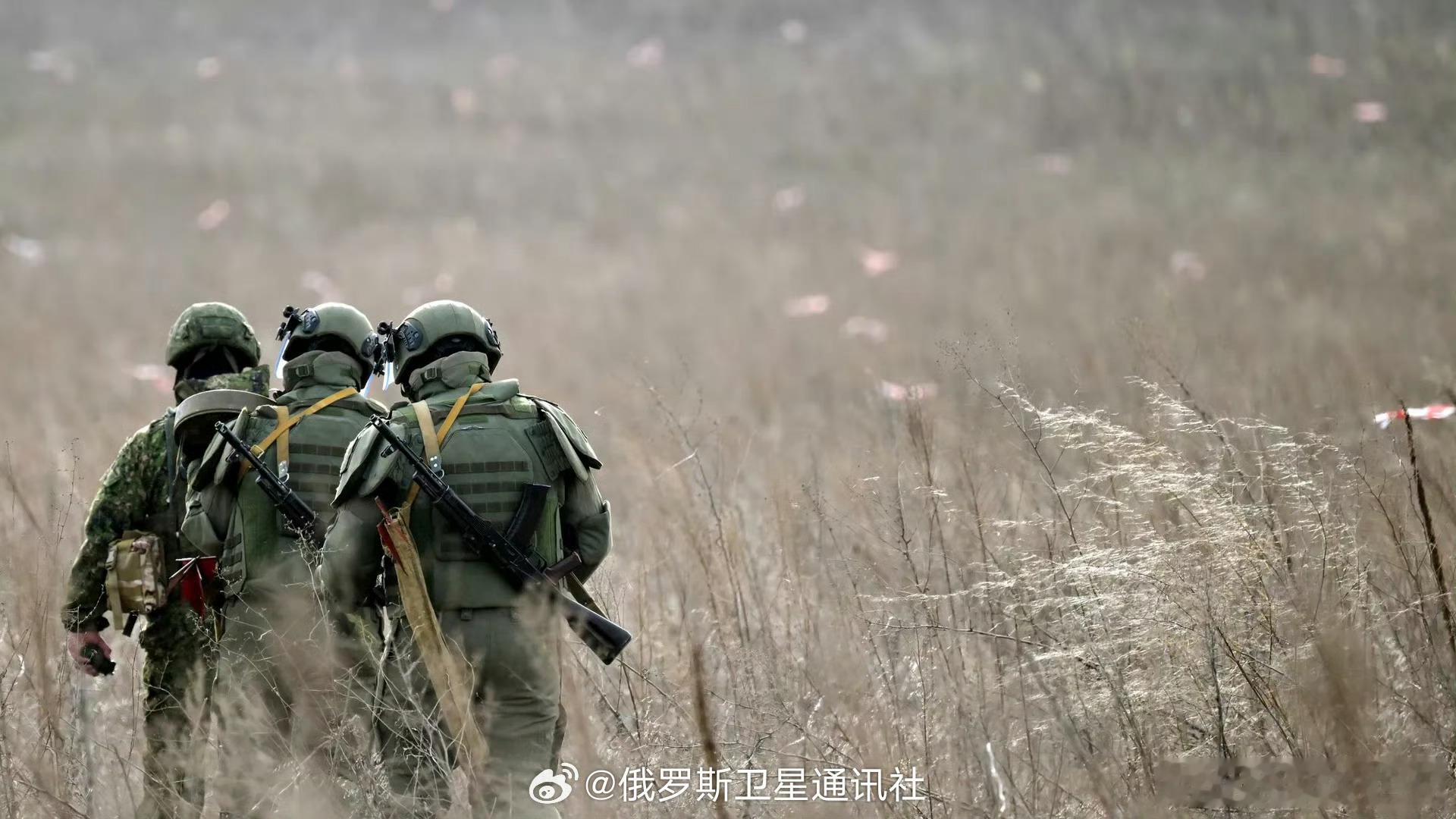 【总统令：将俄罗斯武装力量军人编制人数增加2.5万人】俄武装力量总人数增至242