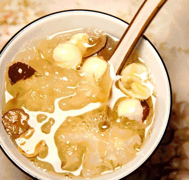穷人想赚钱，除了打工就是去做小本生意，小贩卖、地摊、做家乡的美食都是一个很好的本