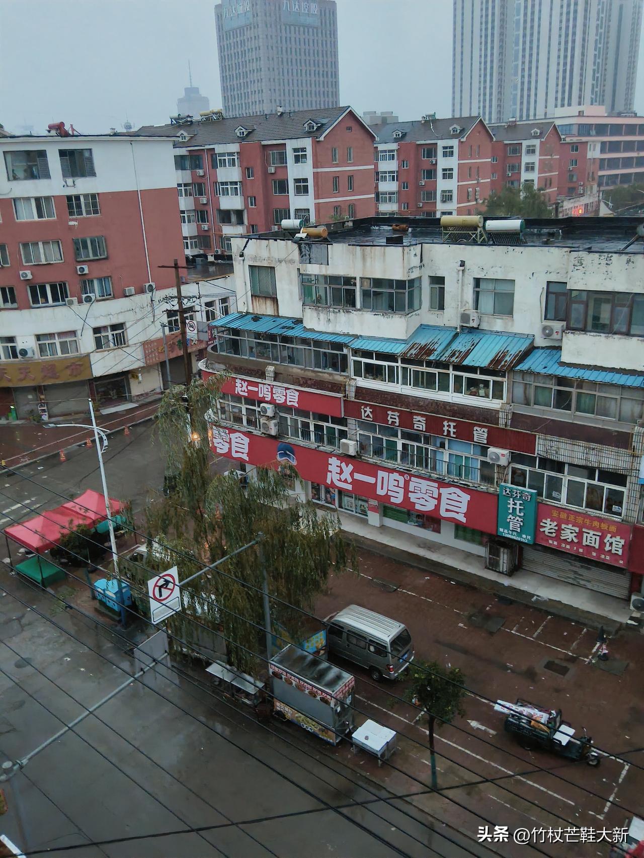 路口摊鸡蛋饼，炸油条的都没出摊，路边做小买卖的，盼着下雨，下雨可以歇歇，不盼着下