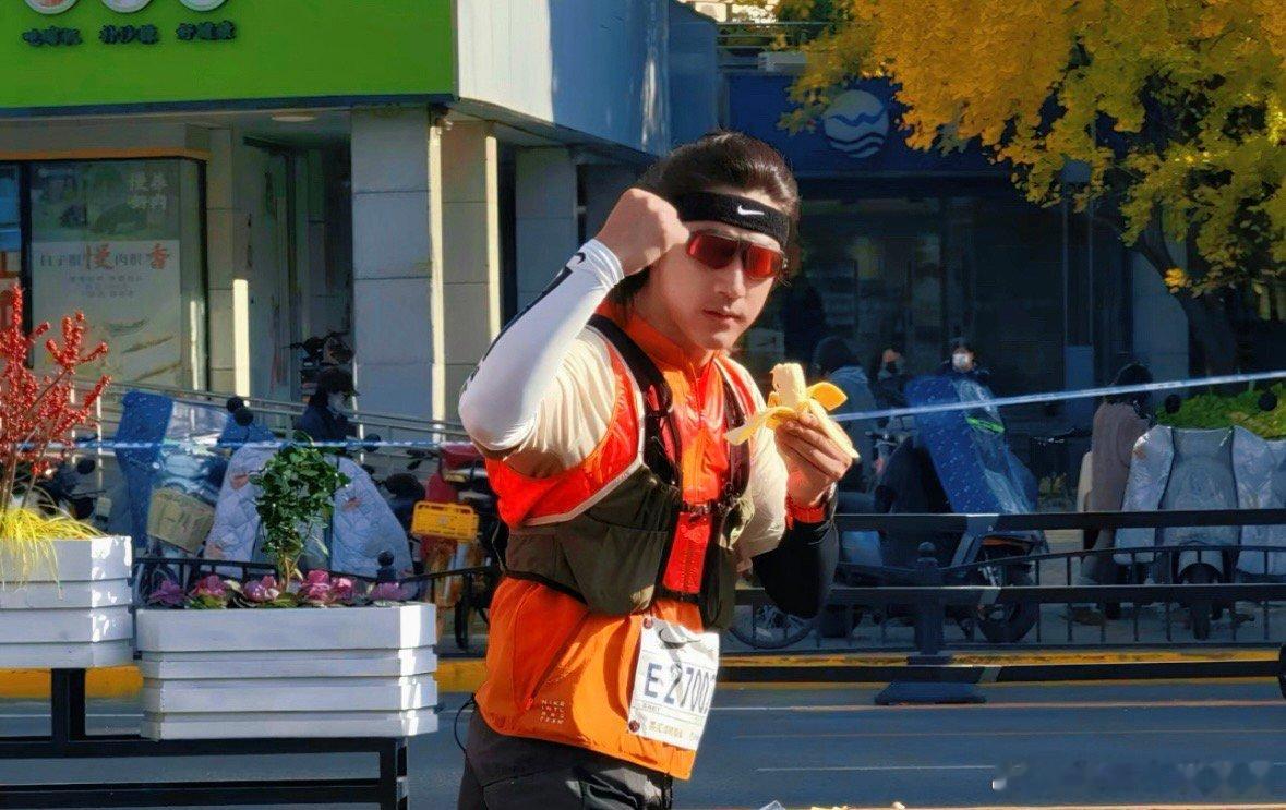 上海马拉松偶遇此沙上海马拉松全马偶遇此沙！橙色战袍耀眼，半扎长发飘逸。他全程微笑