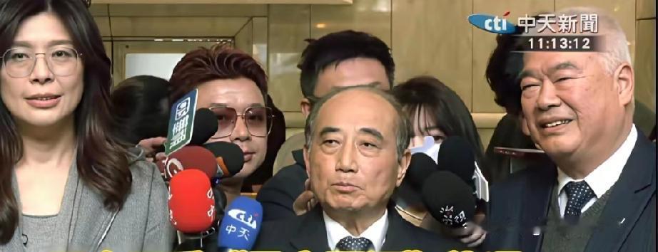 主席郑丽文带着四位副主席组团登门，给前“立法院长”王金平送上“最高顾问”聘书，这