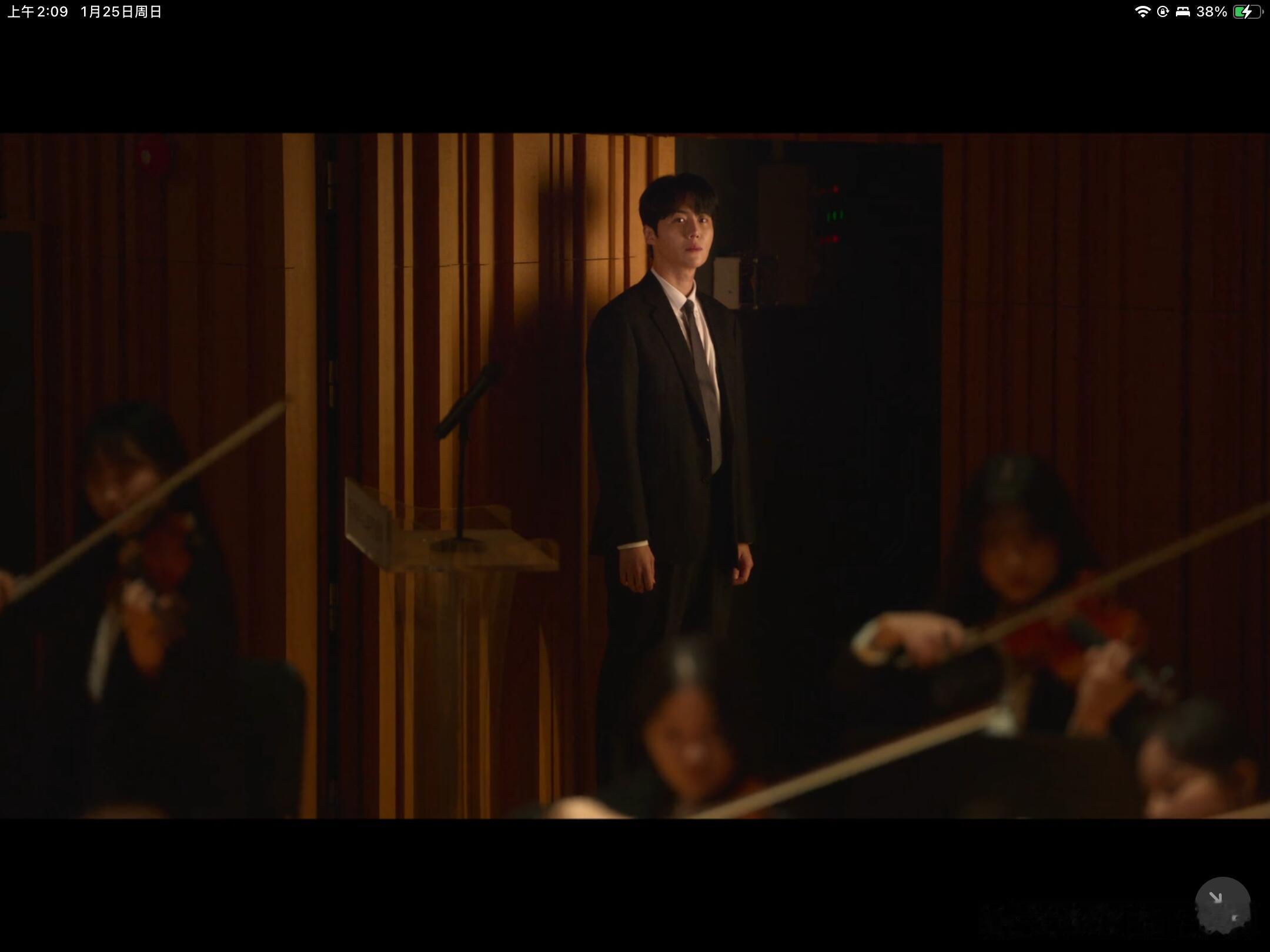 克制、隐忍、欲说还休，最含蓄才最暧昧。这谁有招呀？金宣虎这样泪眼低垂真的没有一点