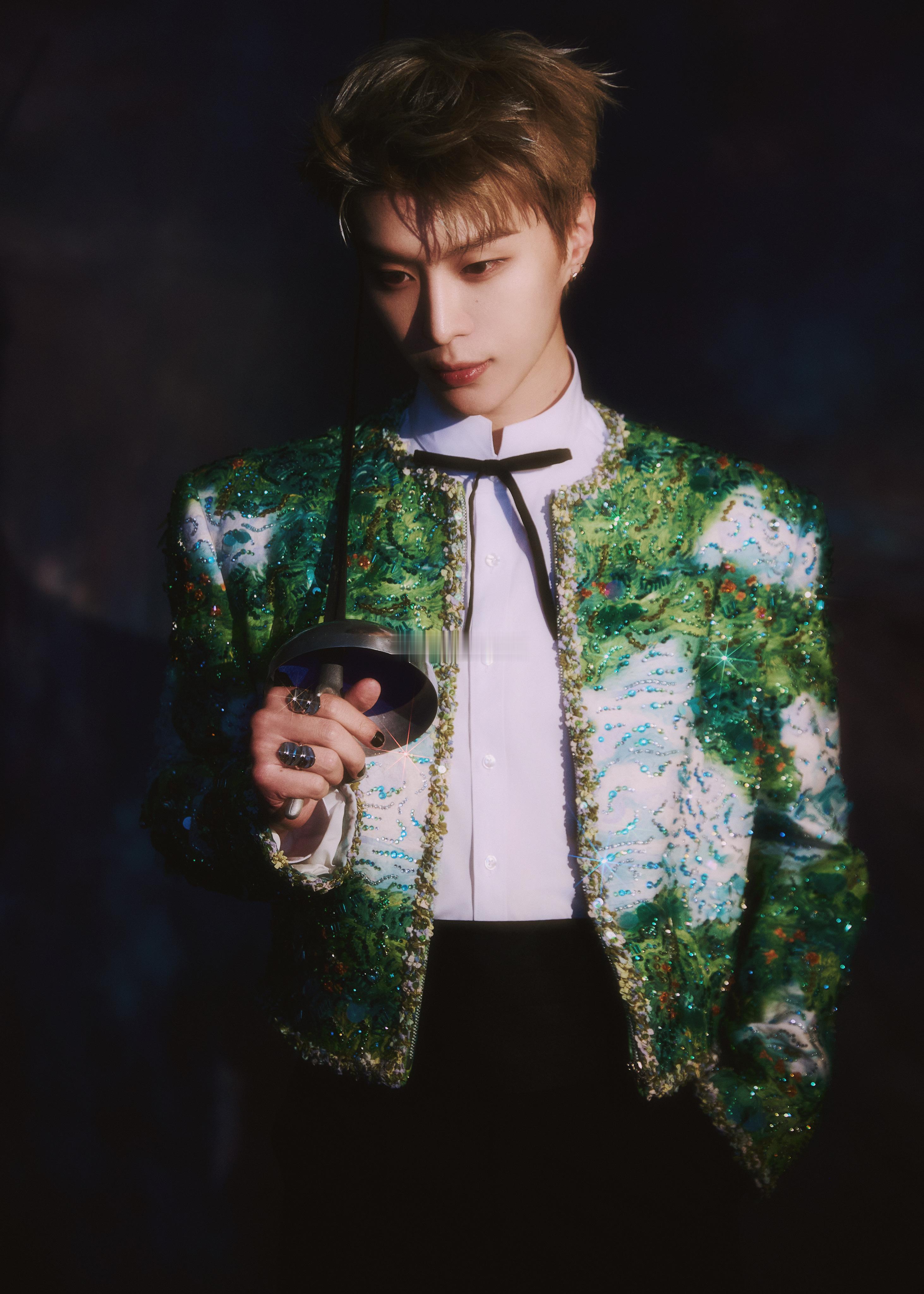 范丞丞今天跨年造型，这也太贵族公子 