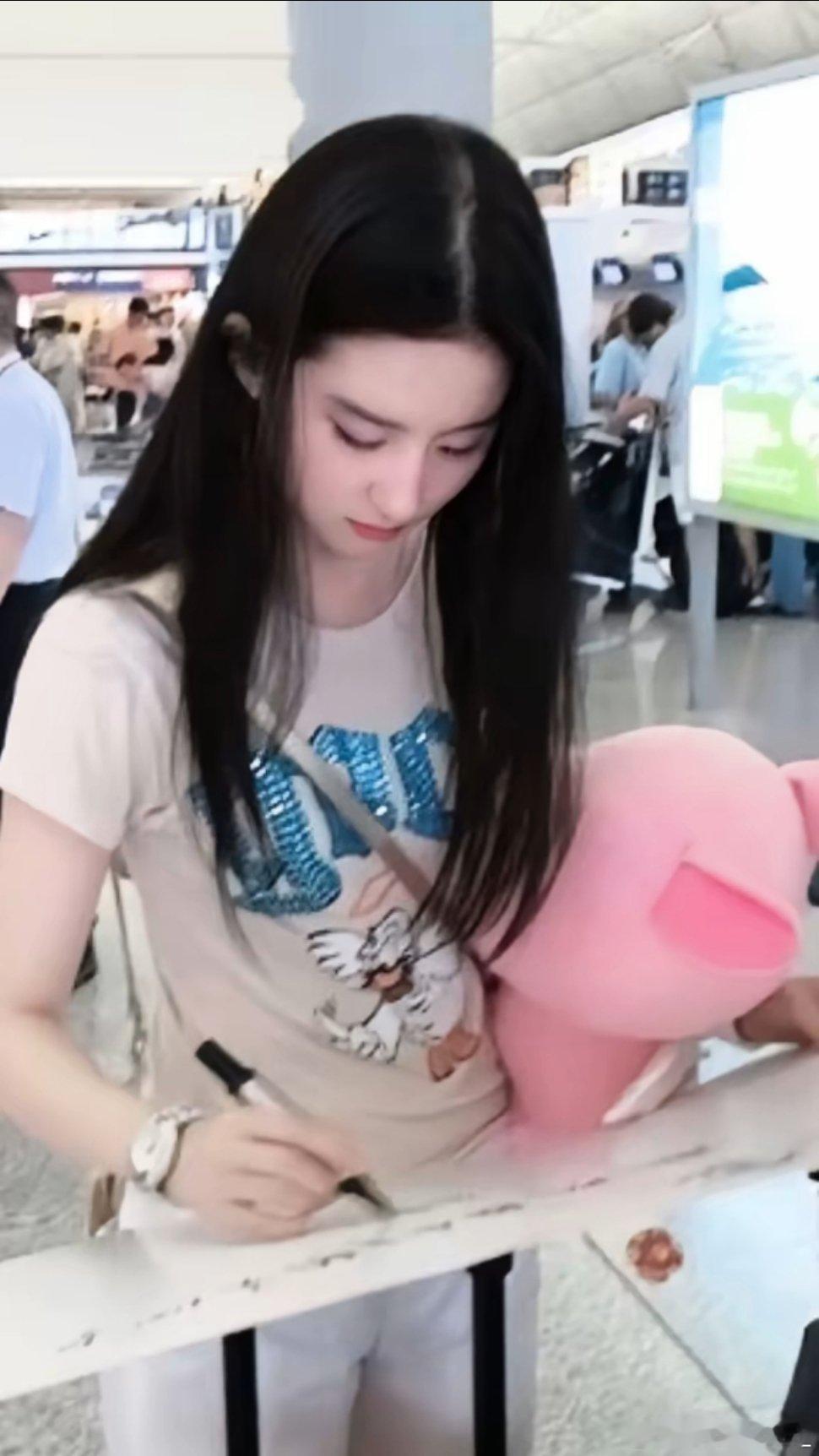 #刘亦菲[超话]# 嗯。。我什么时候可以得到一个她的亲亲呢[害羞]好了我是刘亦菲