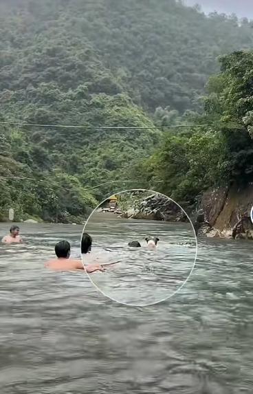“有时你不信命真不行！”6月12日，广东清远，几个男子在河里游泳，其中一人突然体
