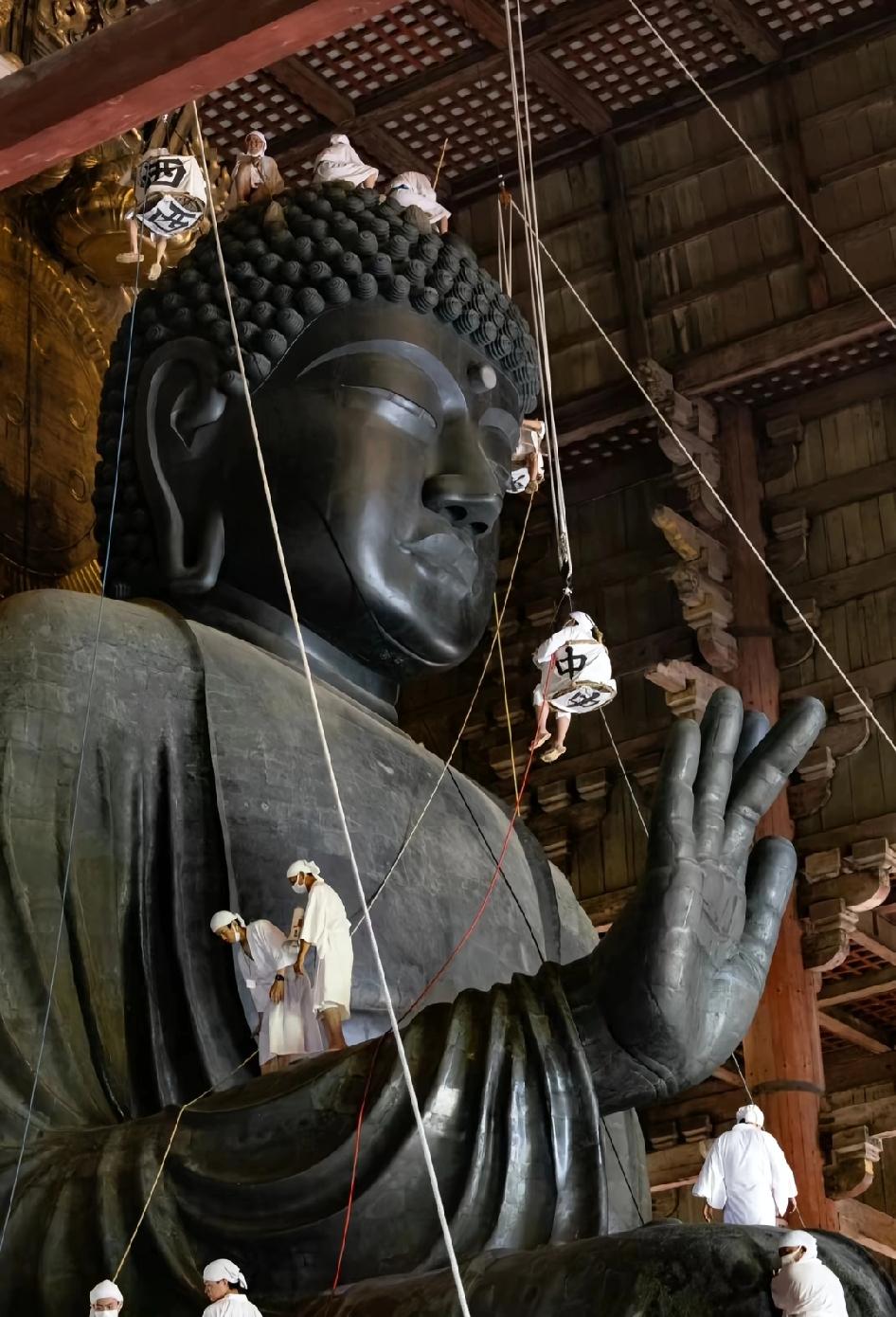 能看出，其间留着中国宋代古建筑的影子，重梁厚柱的结构感、暴露的木构线条
和大同的