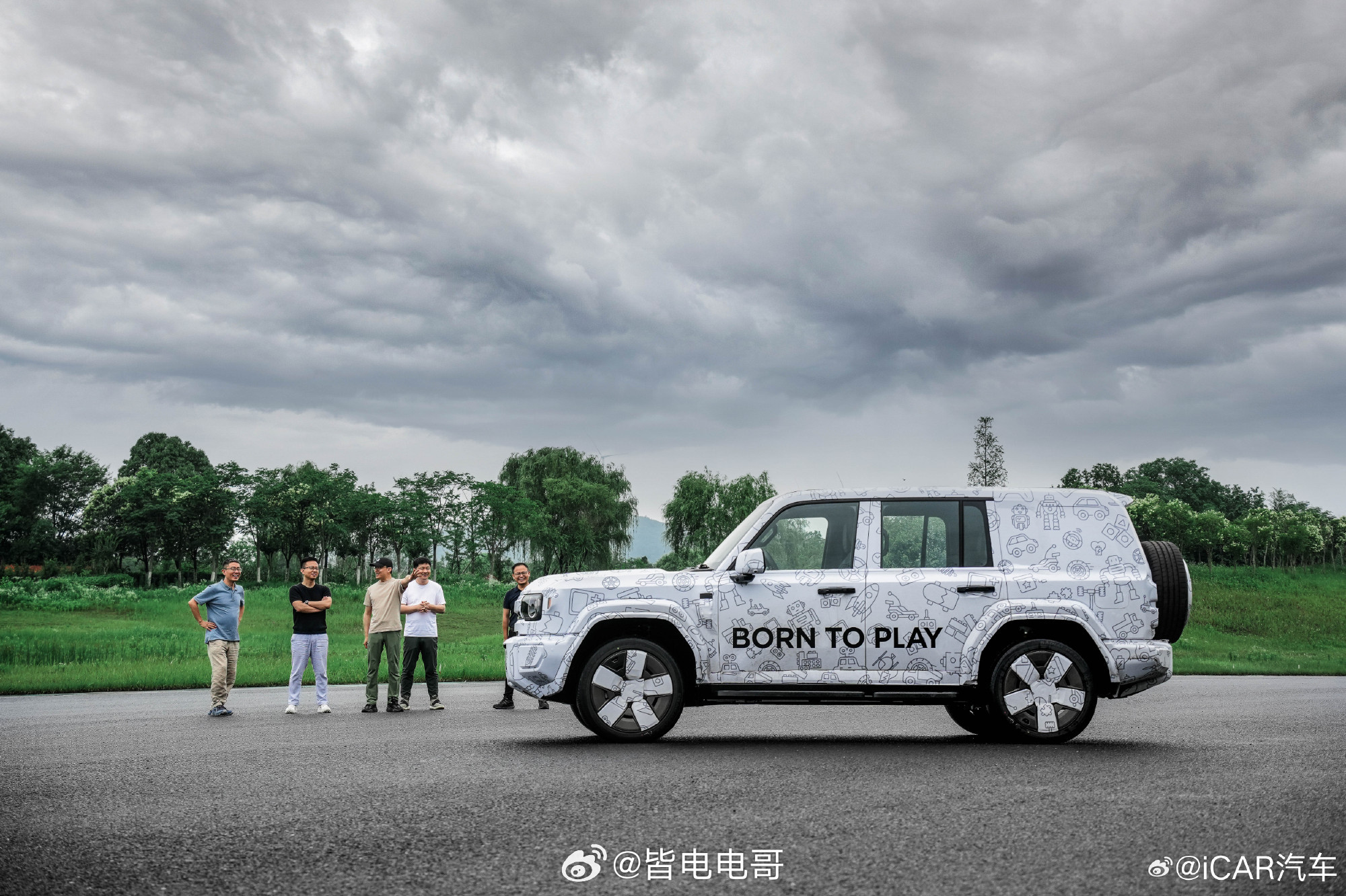 iCAR V27的一组预告图，8月1日在迪拜全球首秀，图一的角度很有意思。这种硬