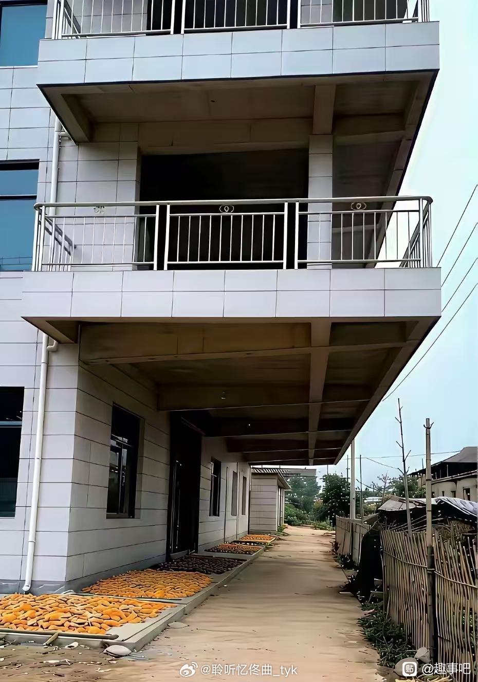 不得不说这主人家真聪明，为了多占点面积，居然想出了这个方案一楼挑出来这么多，而且