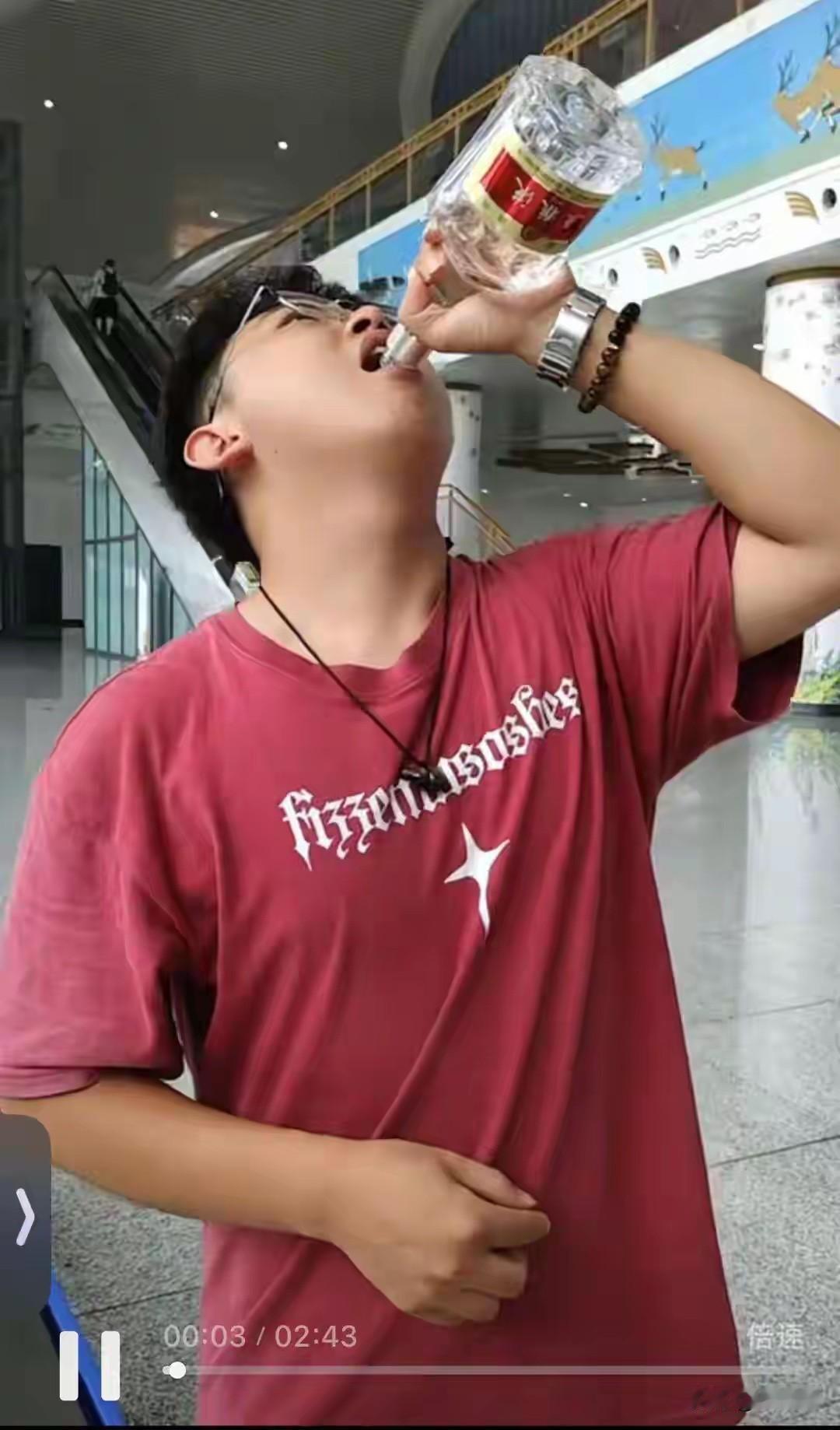 还记得《人在囧途》里王宝强一口气灌完一整瓶牛奶的名场面吗？没想到现实生活还真有人