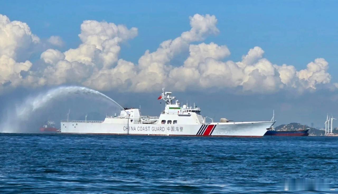 我国海警新型即101型执法舰试射水炮，它的舷号又没了