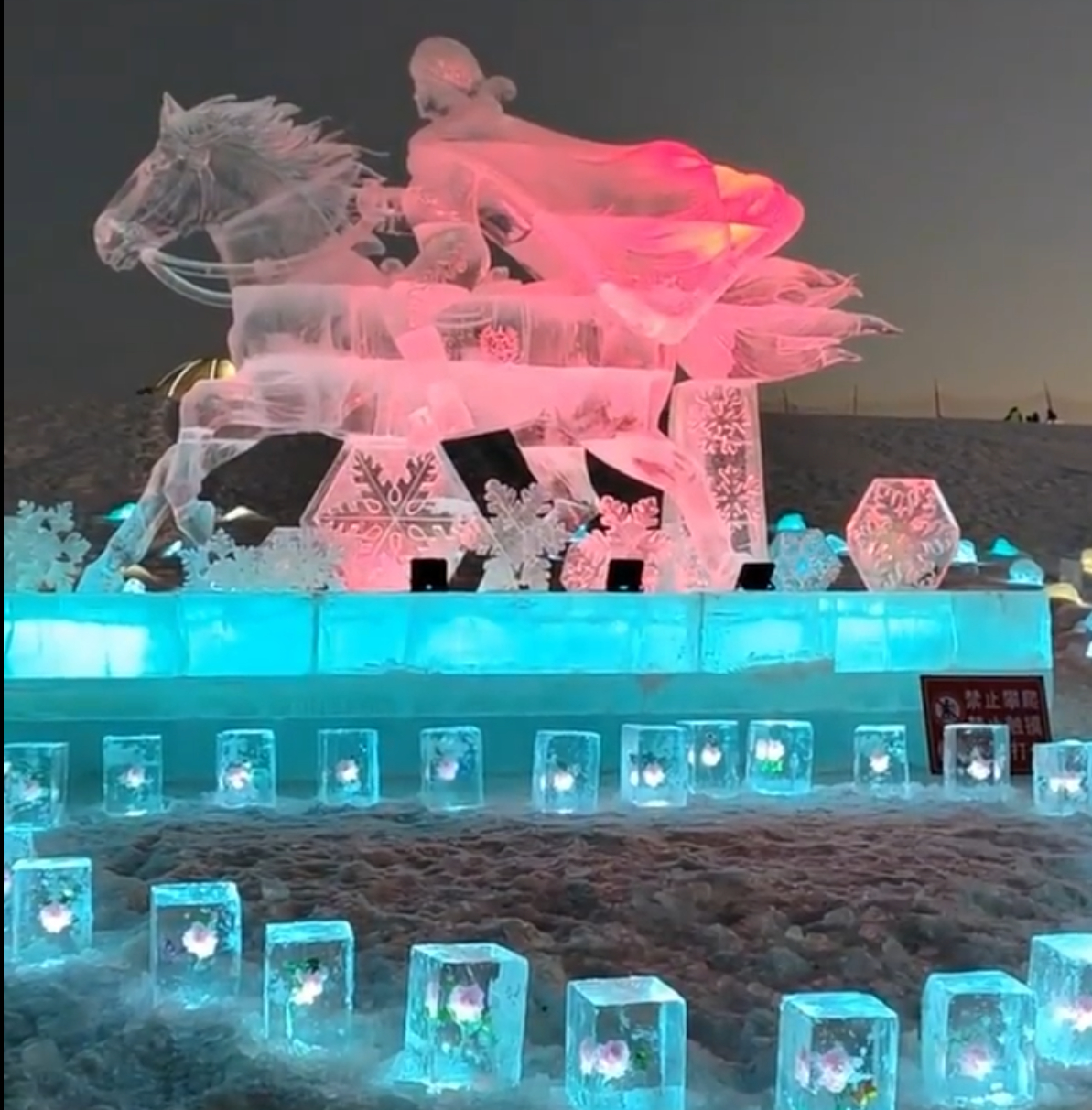 #贺娇龙冰雕现身昭苏湿地公园#【贺娇龙冰雕现身新疆昭苏湿地公园！网友曾呼吁为其建