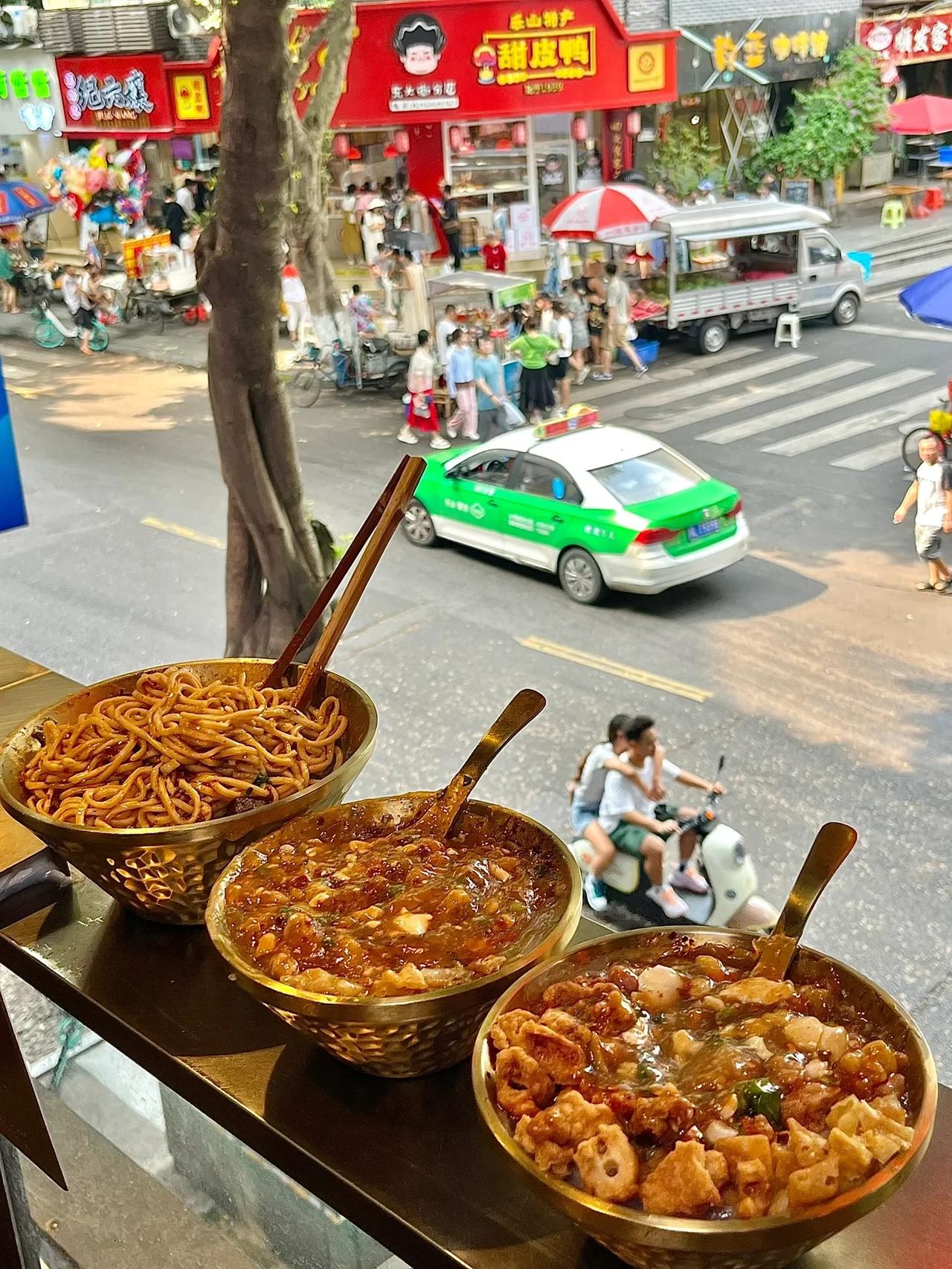 他家在乐山真的没对手！！！

吃完海汇源烧麦，旁边乱逛发现的他们家，满是料的大满