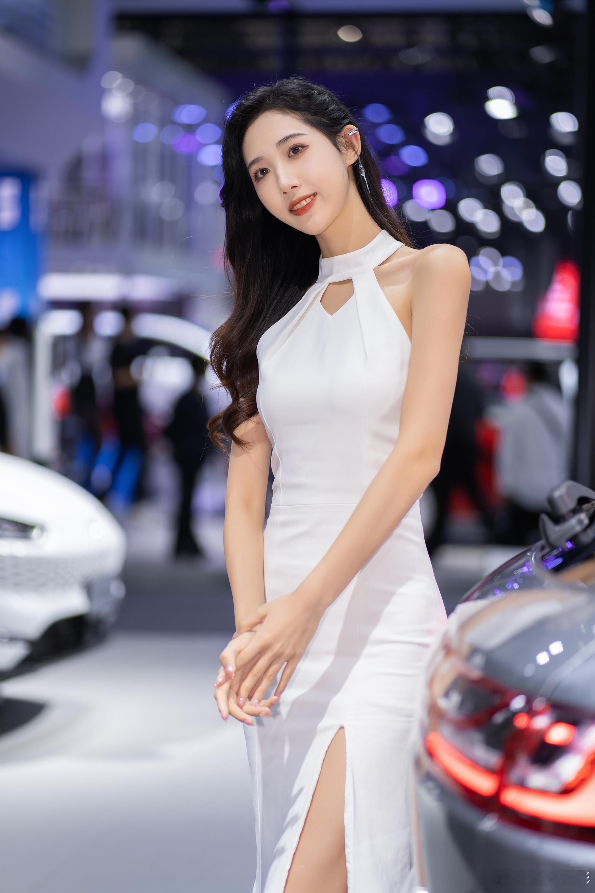 白衣小姐姐的笑容太治愈啦，细腰灵动，看得我眼睛都挪不开~模特：四月十九活动：广州