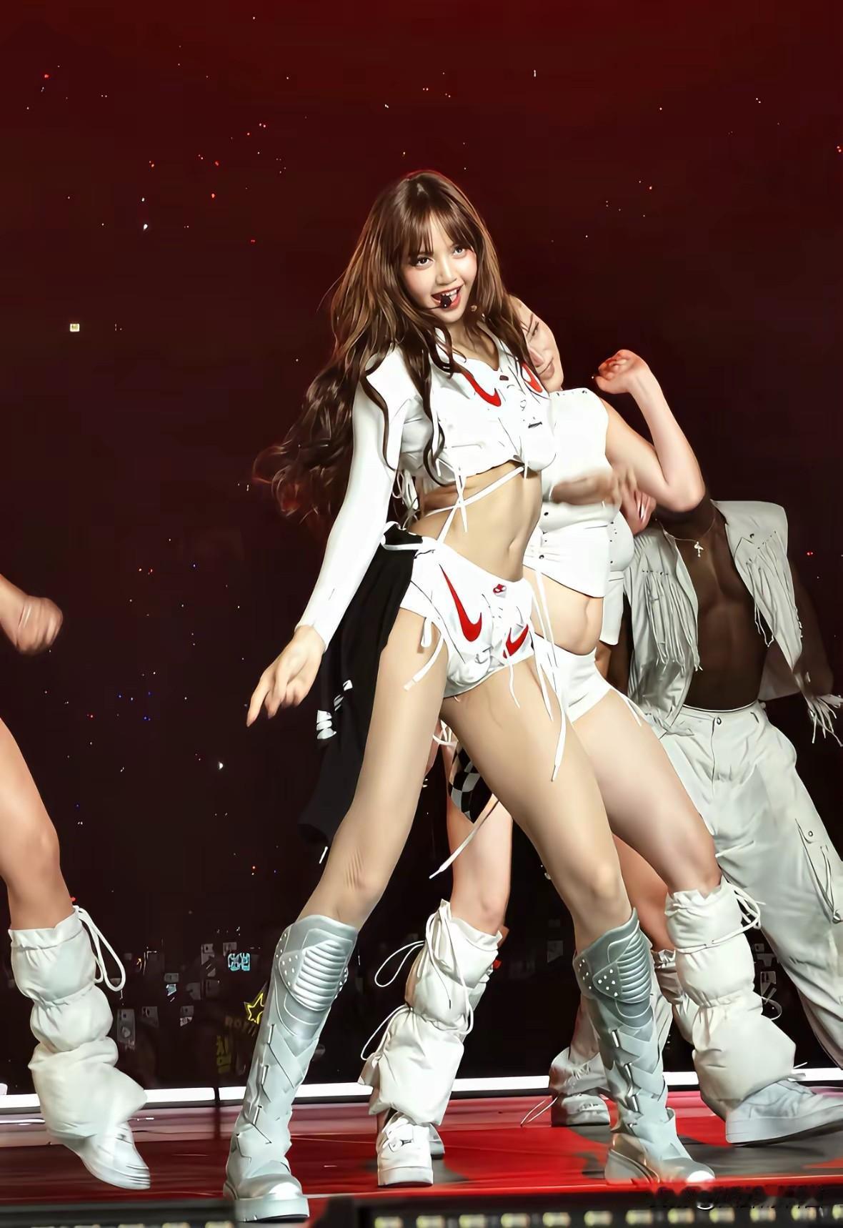 这样又美、又飒，把甜美和性感结合得恰到好处的Lisa，以后应该是看不到了吧！