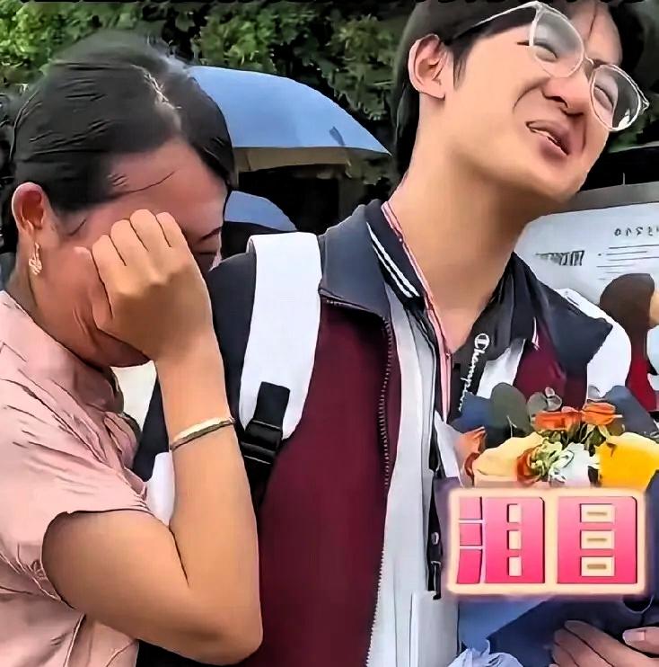 妈妈去世后三岁男孩跟着小姨生活，如今男孩被清华录取，小姨喜极而泣: 姐姐我替你把