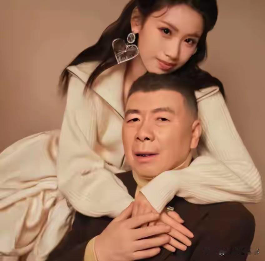徐帆刚回应完离婚传闻，冯小刚这边又因为养女整出新幺蛾子。

两口子结婚20多年没