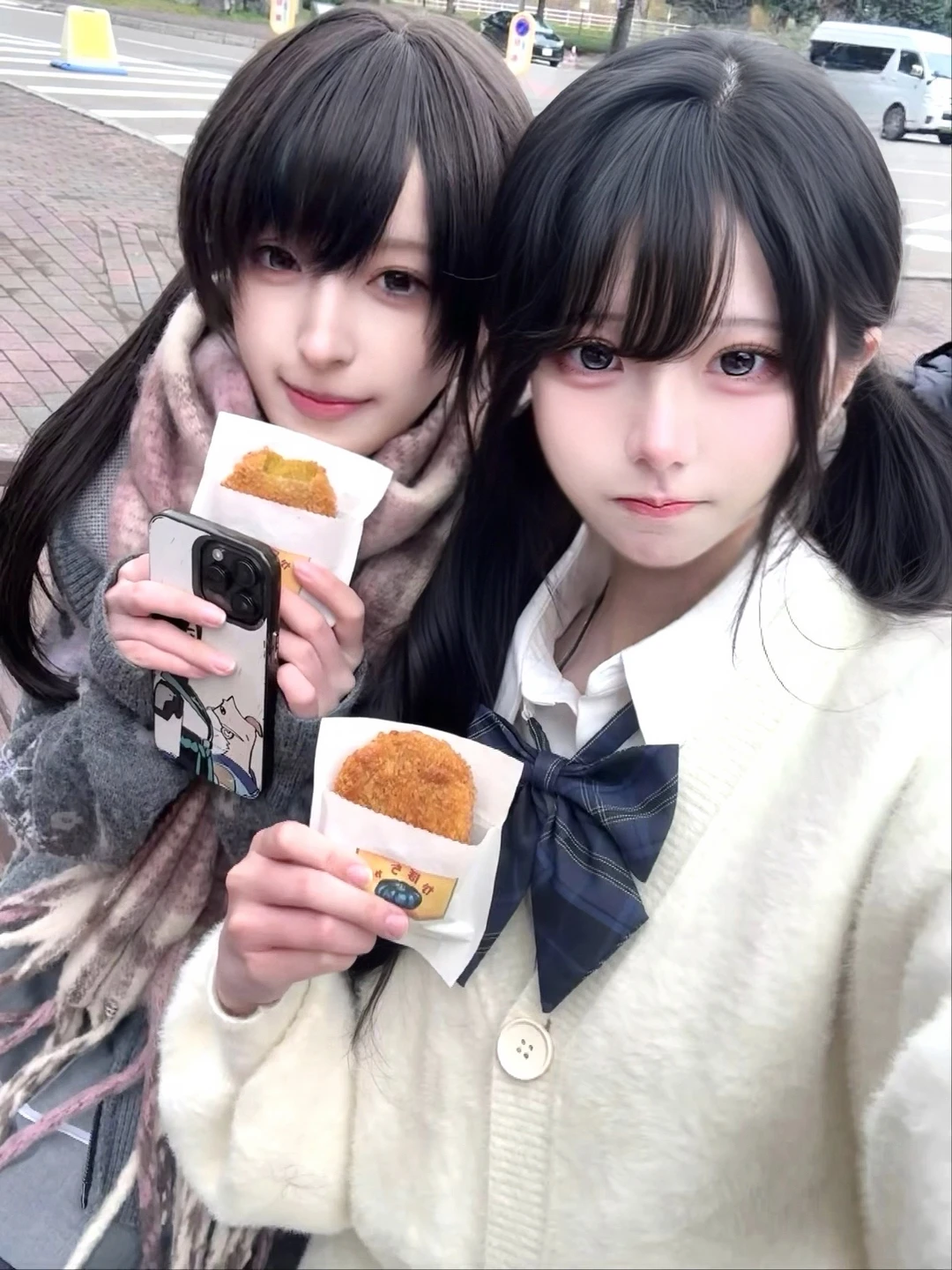 <^・・^>