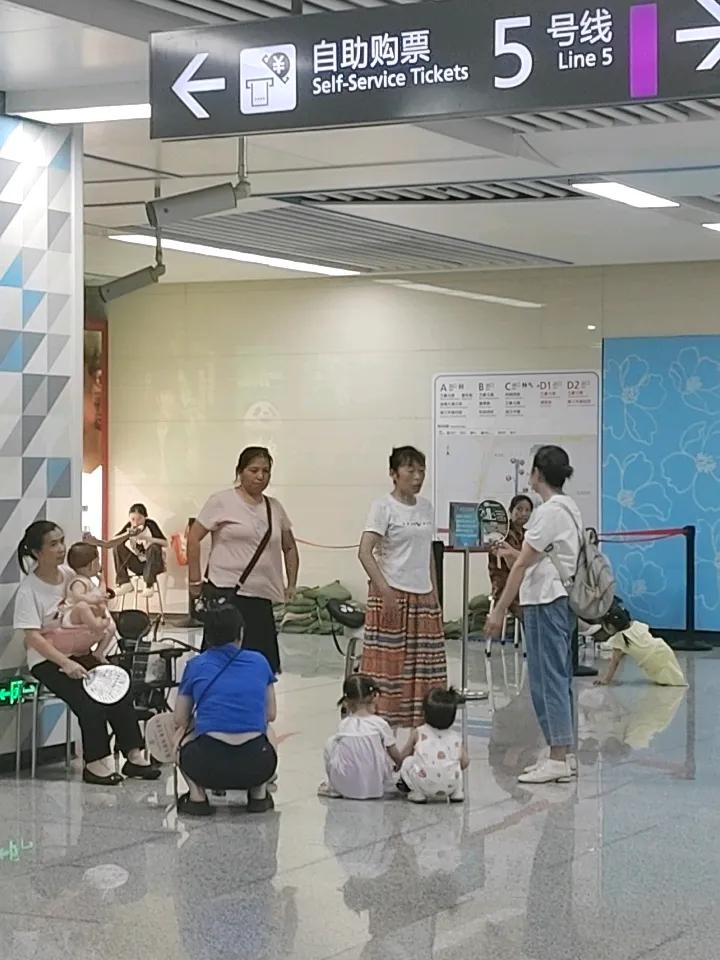 夏日生活打卡季地铁纳凉，给予点赞！