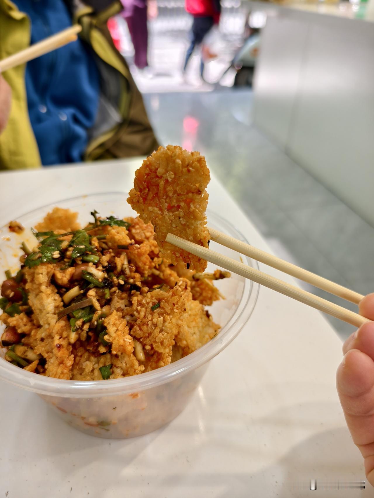 你吃过凉拌锅巴吗？

自驾游沿途除了看风景，还有一种快乐，就是吃当地的特色小吃。