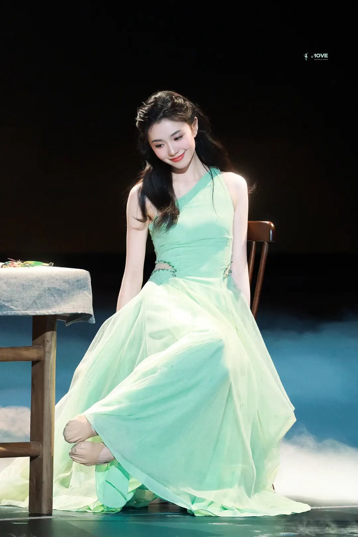 刘浩存的舞台镜头好美，果然是天生的为舞台而生 