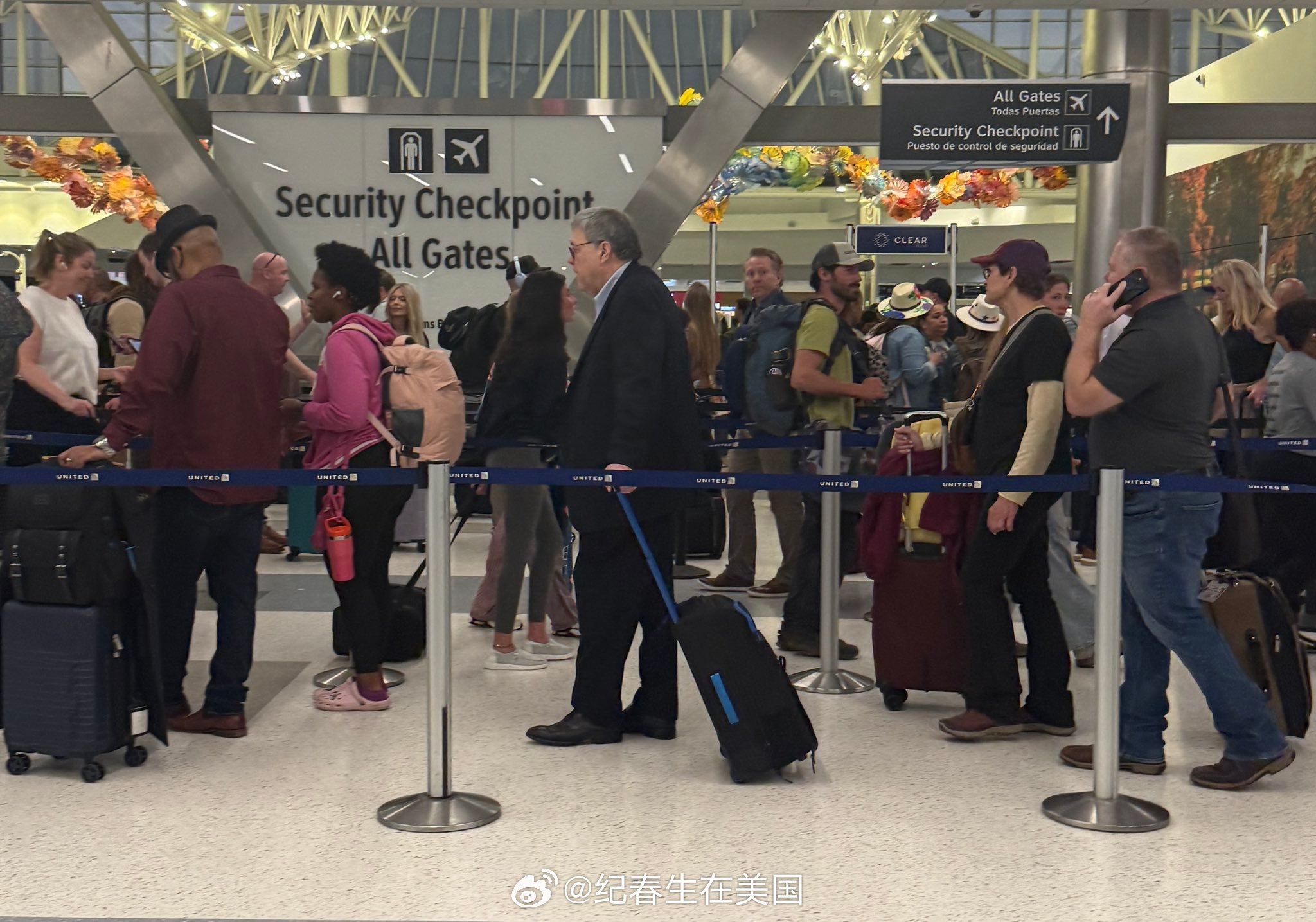 前司法部长Bill Barr在休斯顿布什机场排长队等安检。 