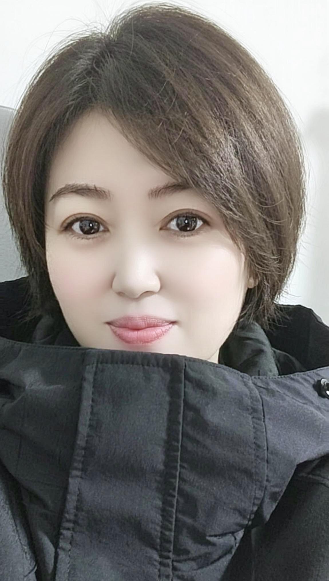 不活在他人的世界里，只过好自己的风景。我来自风情万种，与世无争。