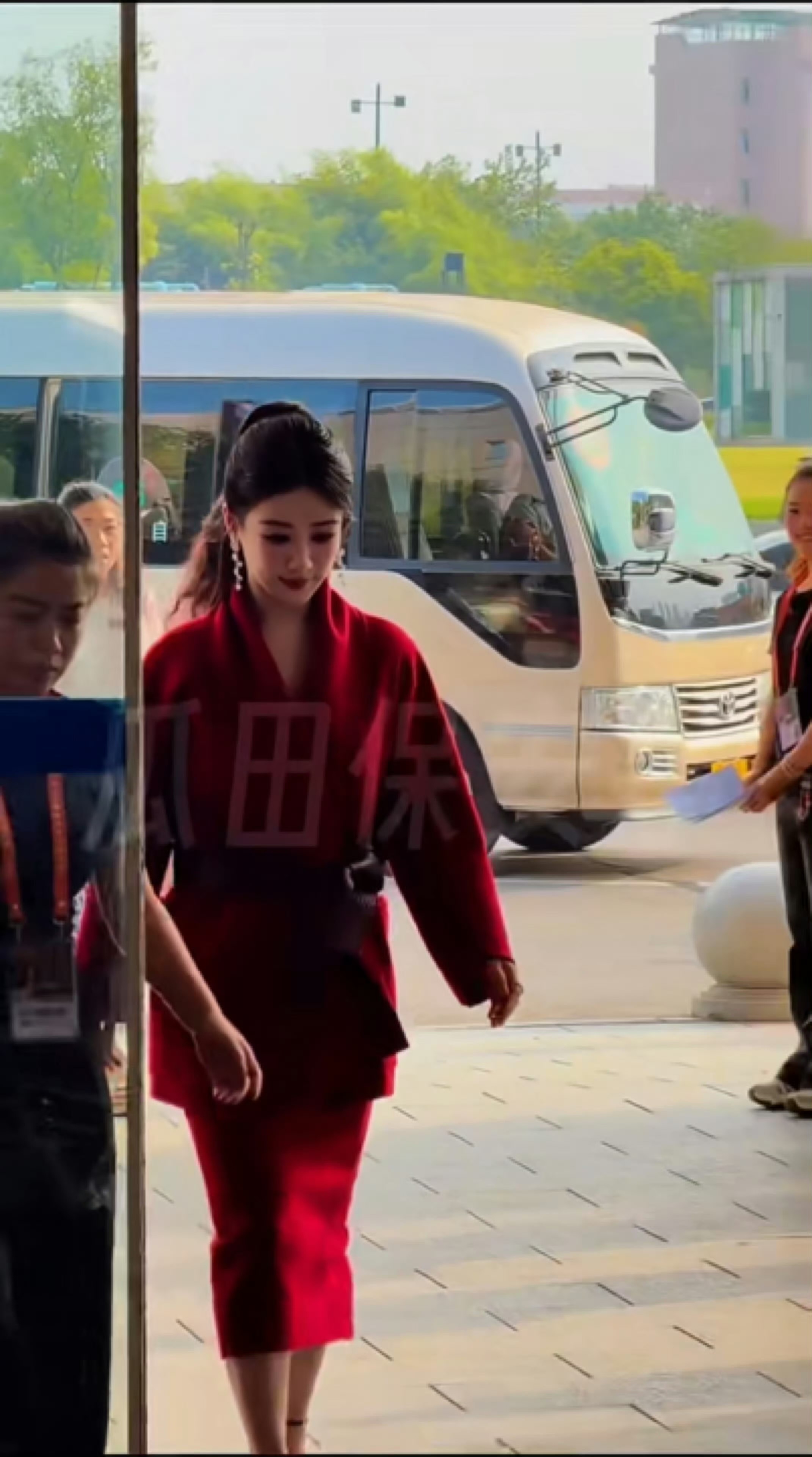 杨紫一身红参加金鹰提名晚宴[举手] ​​​