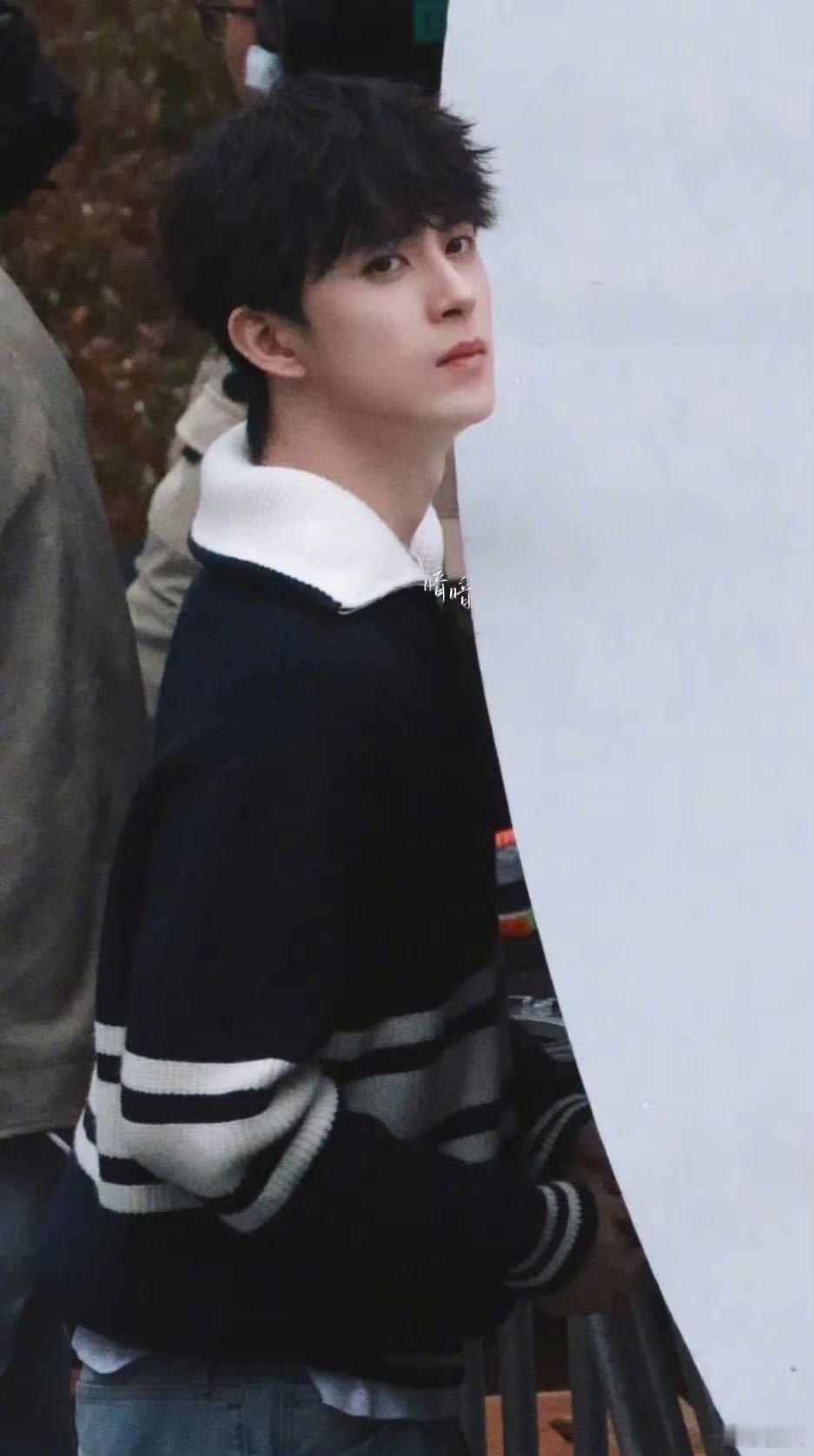 敖瑞鹏不二之臣卷毛造型路透敖瑞鹏不二之臣小卷毛造型 哇哦！就是一整个反差感拉满了