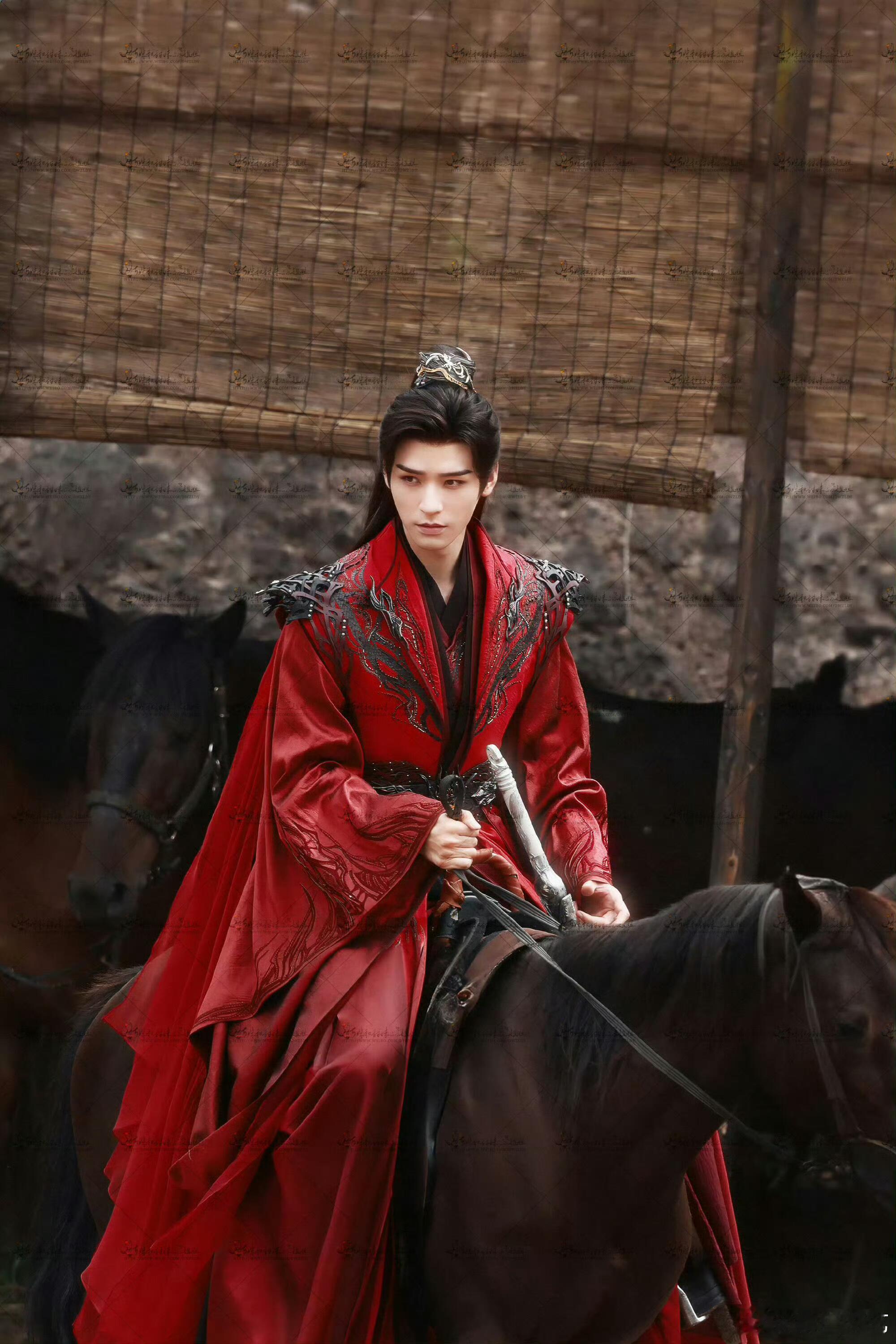 龚俊新剧一人围攻一座城，红衣黑纱面罩超有氛围感，握三两银子的铁剑就敢单枪匹马闯阵