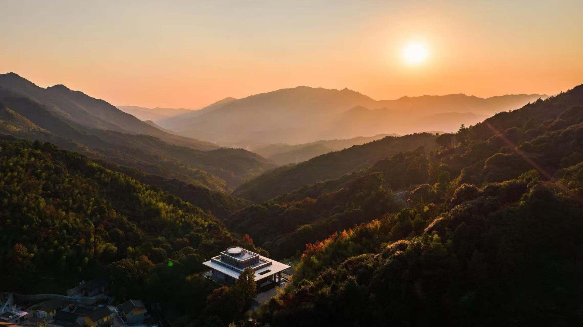 除夕纳福，春风有信，骐骥驰骋，岁岁平安。更祝明朝风日好，梅花满眼踏新年。在这个辞