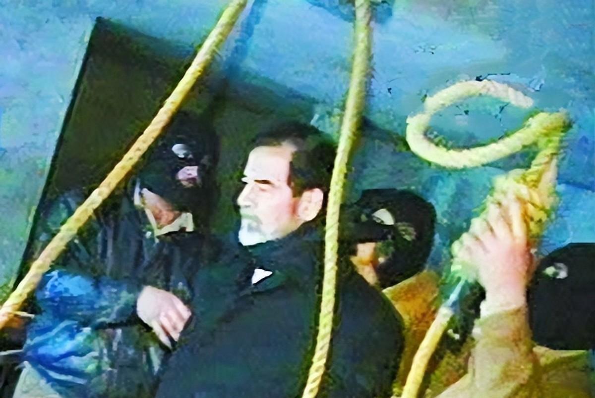 萨达姆临刑前高喊：“没有我，伊拉克一文不值！”这句狂言，道尽了独裁者最深的幻觉：