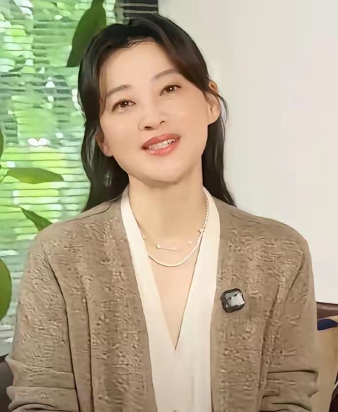 我问我妈：梅婷明明要名气有名气，要钱有钱，她为什么想不开去干直播啊？

我妈没好