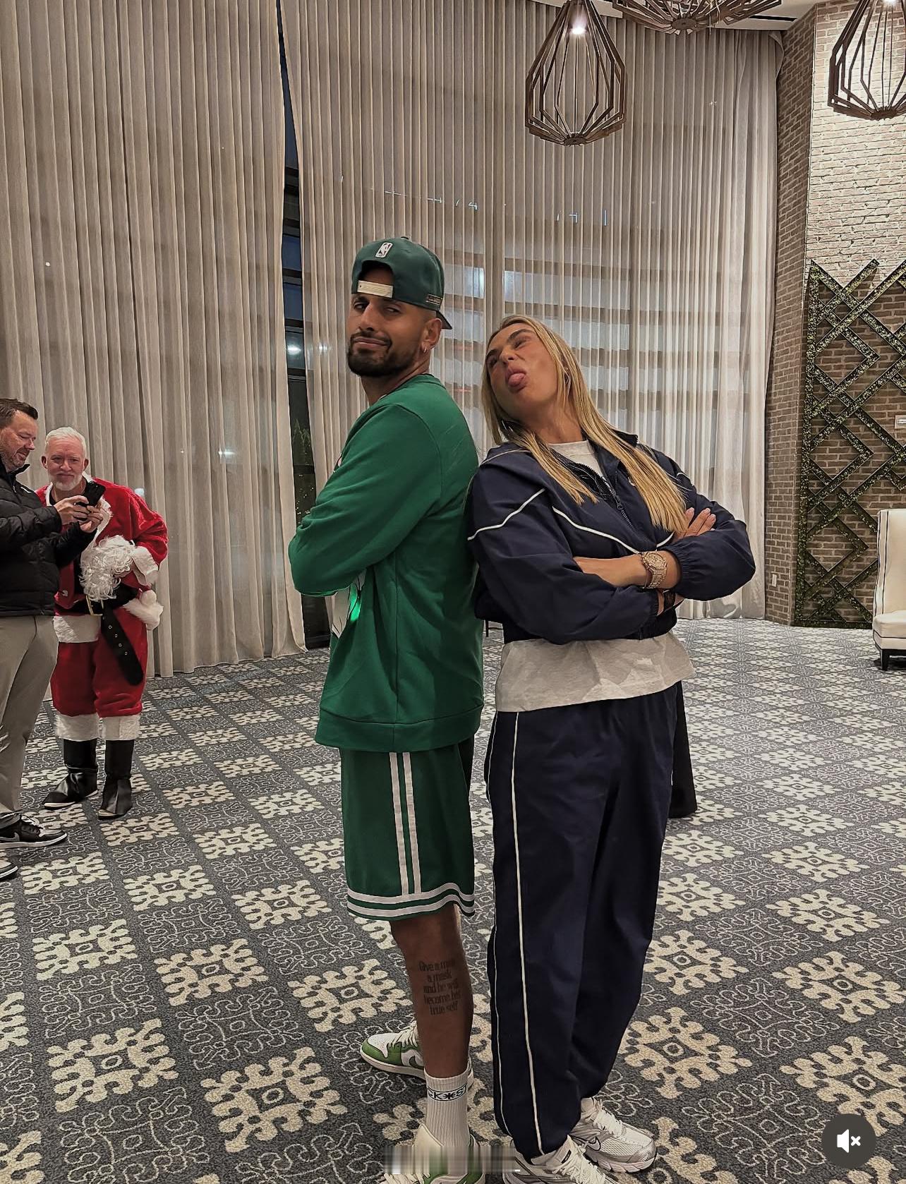 萨巴伦卡和克耶高斯的顽皮合影他俩的性别大战将于12月28日在迪拜举行，越来越近了