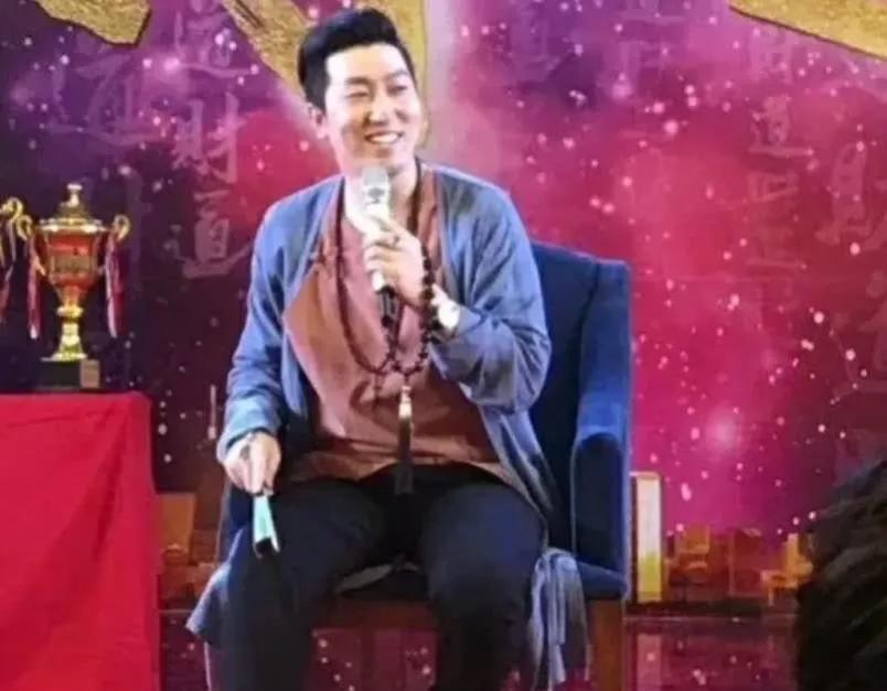 一位初中学业未竟、曾混迹街头的青年，何以凭借三寸不烂之舌，摇身一变成为备受瞩目的