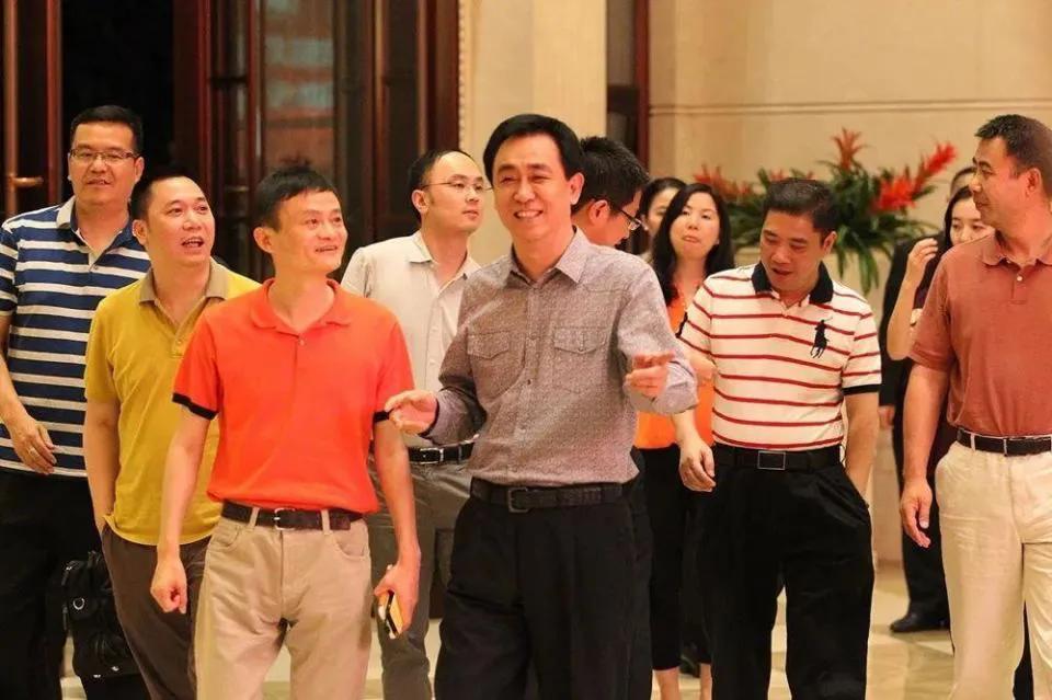 曾经风光无限的许家印、马云和赵薇的老公黄有龙，这是2014年马云和黄有龙去恒大参
