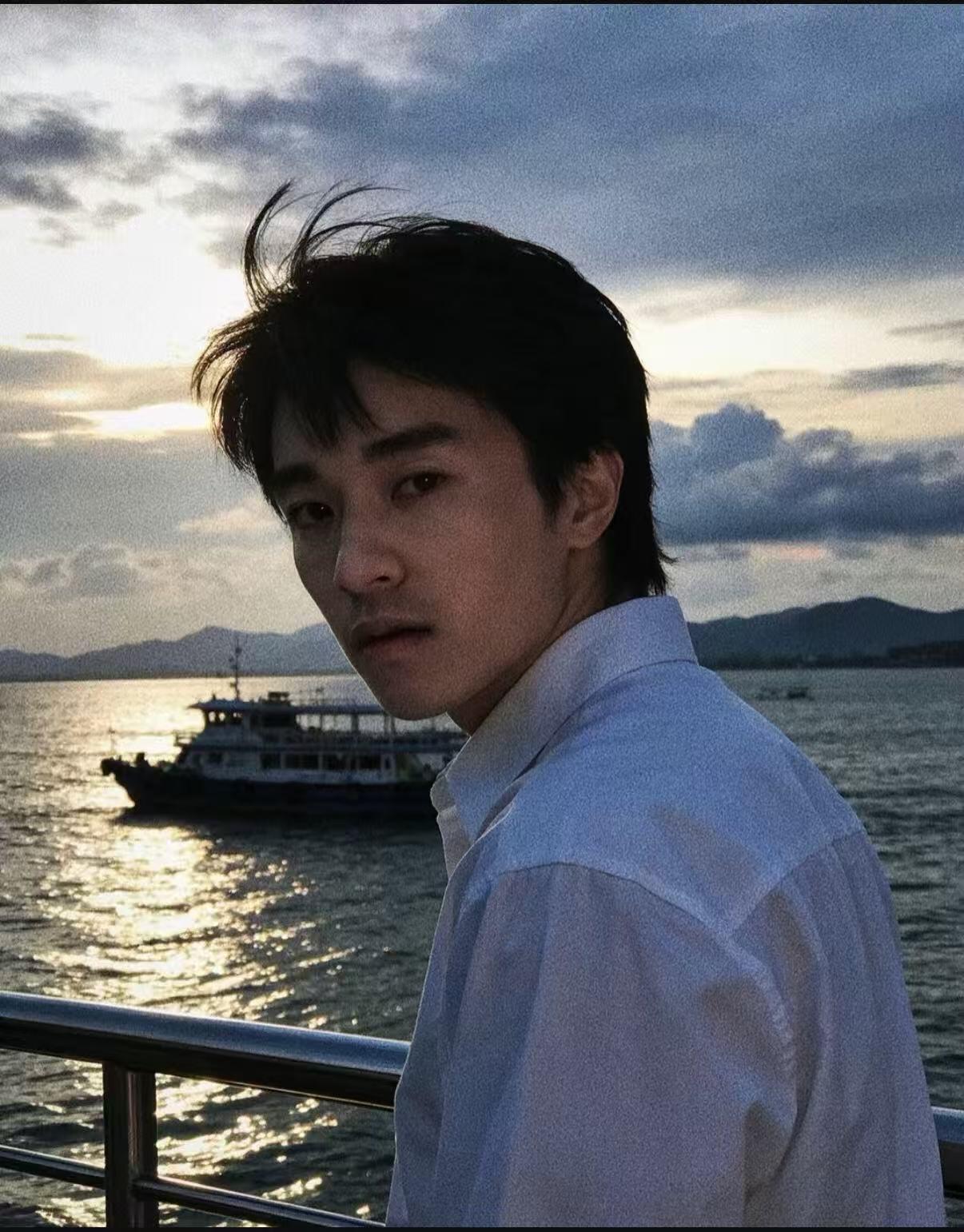 周星驰帅照没见过周星驰帅照的有遗憾了。。当年也是被喜剧封印了的颜值 帅哥一枚💦