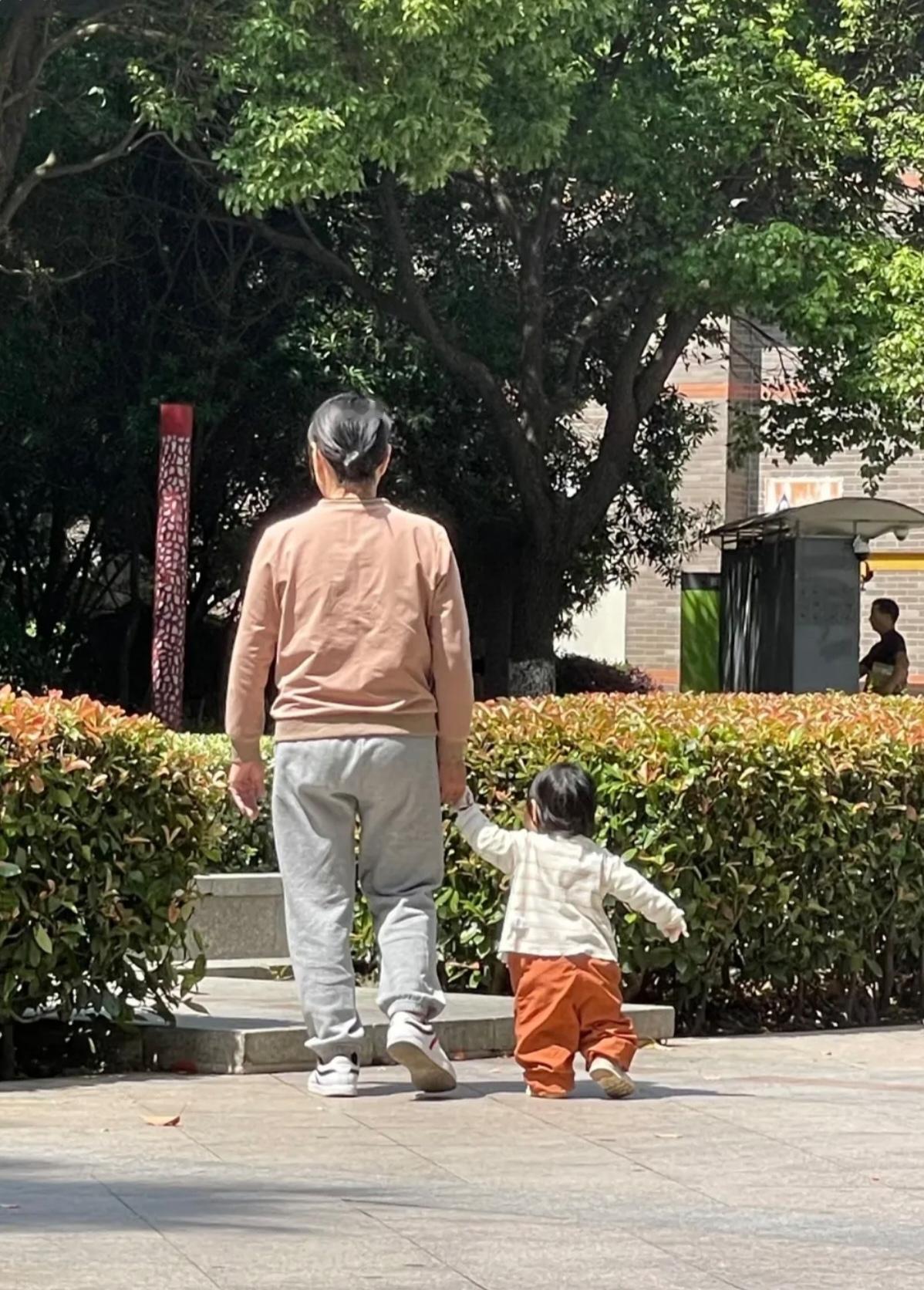 发现一种现象，孩子一旦大学毕业，在大城市安家后，再回到老家，无论是县镇或地级市都