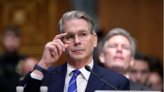 美国到现在才反应过来：原来中国从一开始就没打算掀桌子，而是顺着美元的规则，把它赖