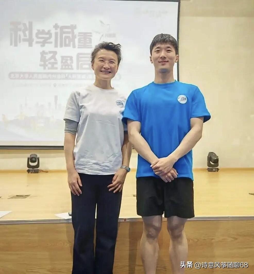 大家还记得这一位戴眼镜的女主持人吗？她出生于北京，是央视的记者和主持人，曾经主持