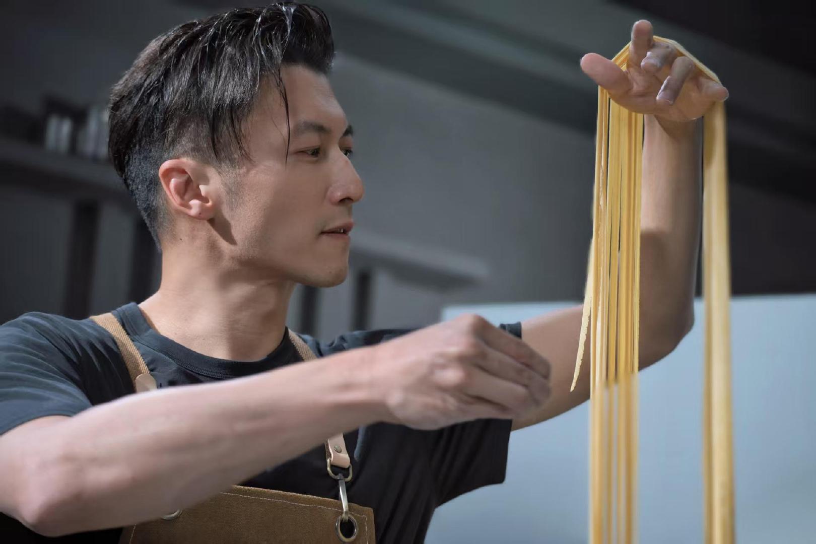 谢霆锋在厨师界算什么水平不是科班后厨出身，但实打实深耕美食多年，刀工火候样样拿得