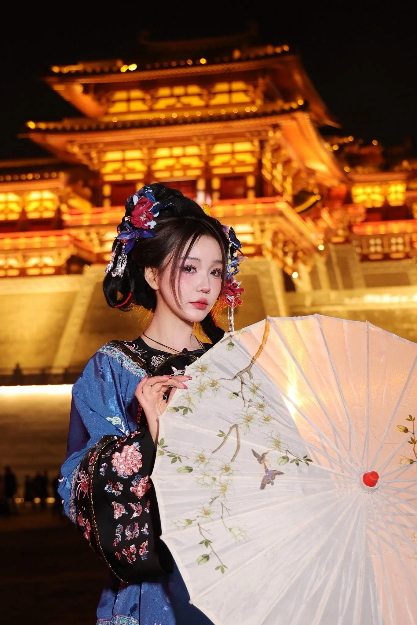 她还陷在那段经世隔年的梦里。